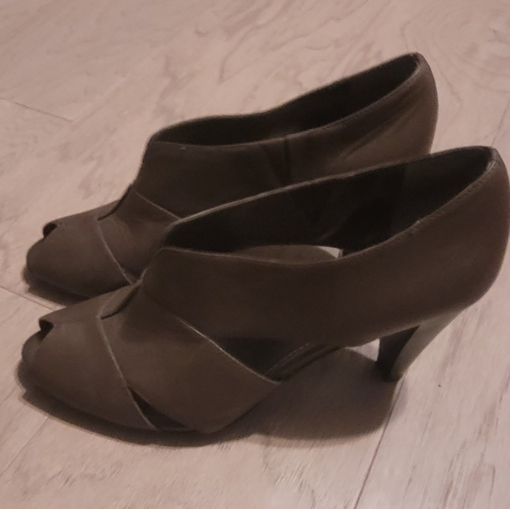 Heels - Picture 2 of 3